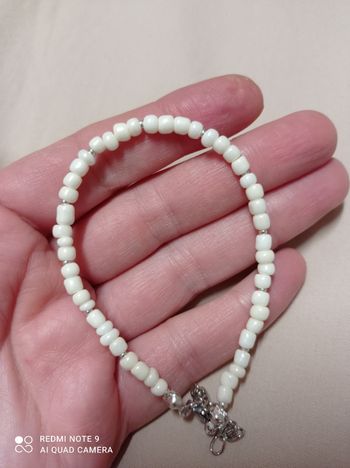 Bracelet en perles blanches et argentées 