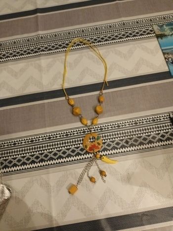 Sautoir jaune en bois