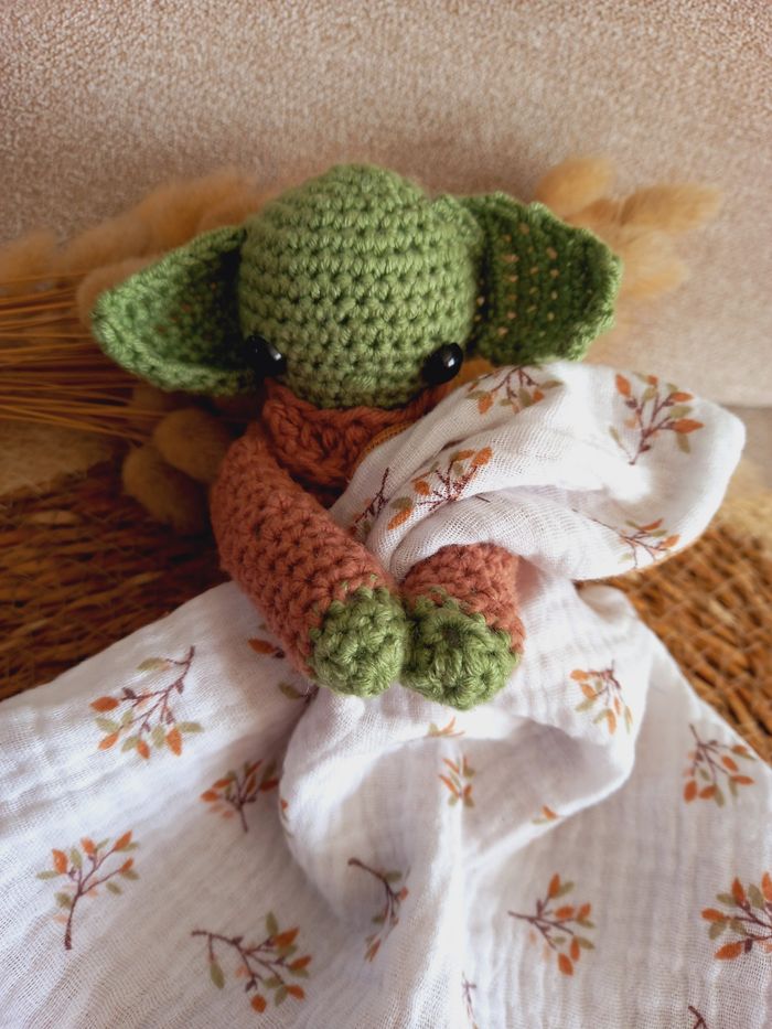 Doudou plat baby yoda star wars amigurumi au crochet - photo numéro 3
