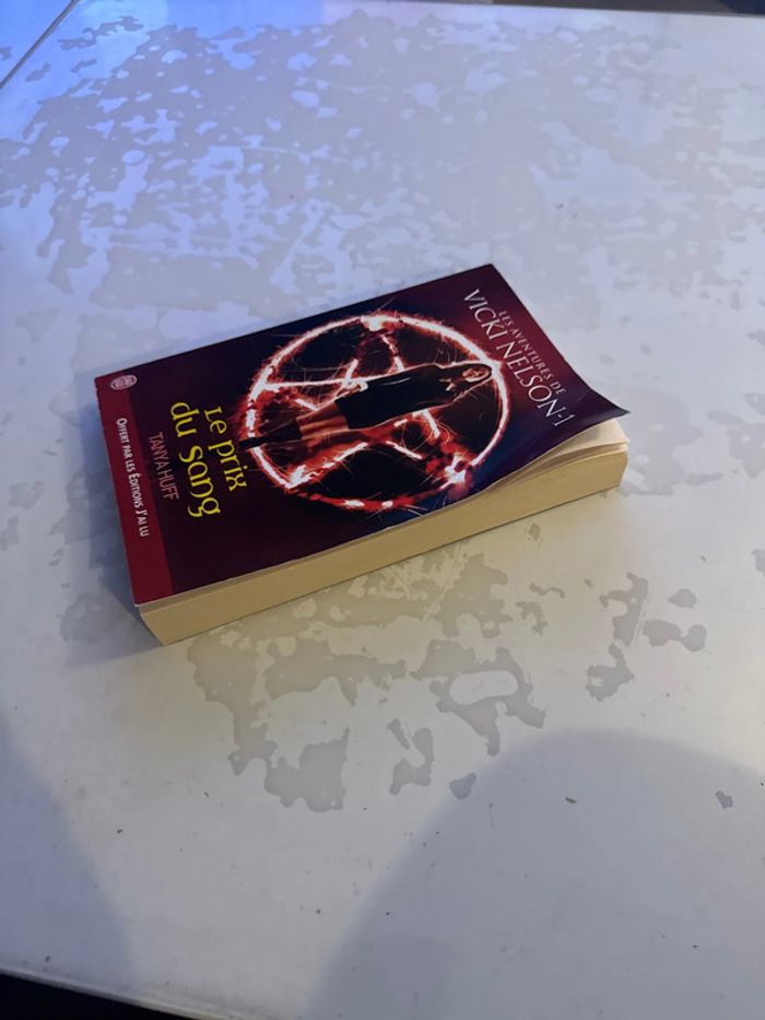 Livre le prix du sang - tanya Huff - les aventures de vicki nelson-1 - photo numéro 2