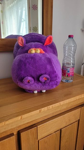 Peluche hippopotame violette – 30x40 cm