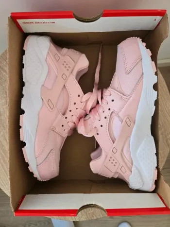 Nike huarache rose taille 36,5 neuves