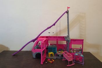 Camping car barbie et accessoires 