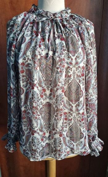 Blouse légère et transparente à motifs fleurs taille 40