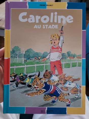 Livre rare Caroline au Stade Pierre Probst Hachette Jeunesse Album collection multicolore