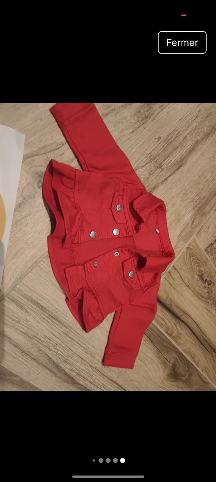 Lot 1 veste rouge + 1 robe à fleurs rouges doublé bleu marine 
Taile 3 mois 
Parfait état jamais portée - photo numéro 6
