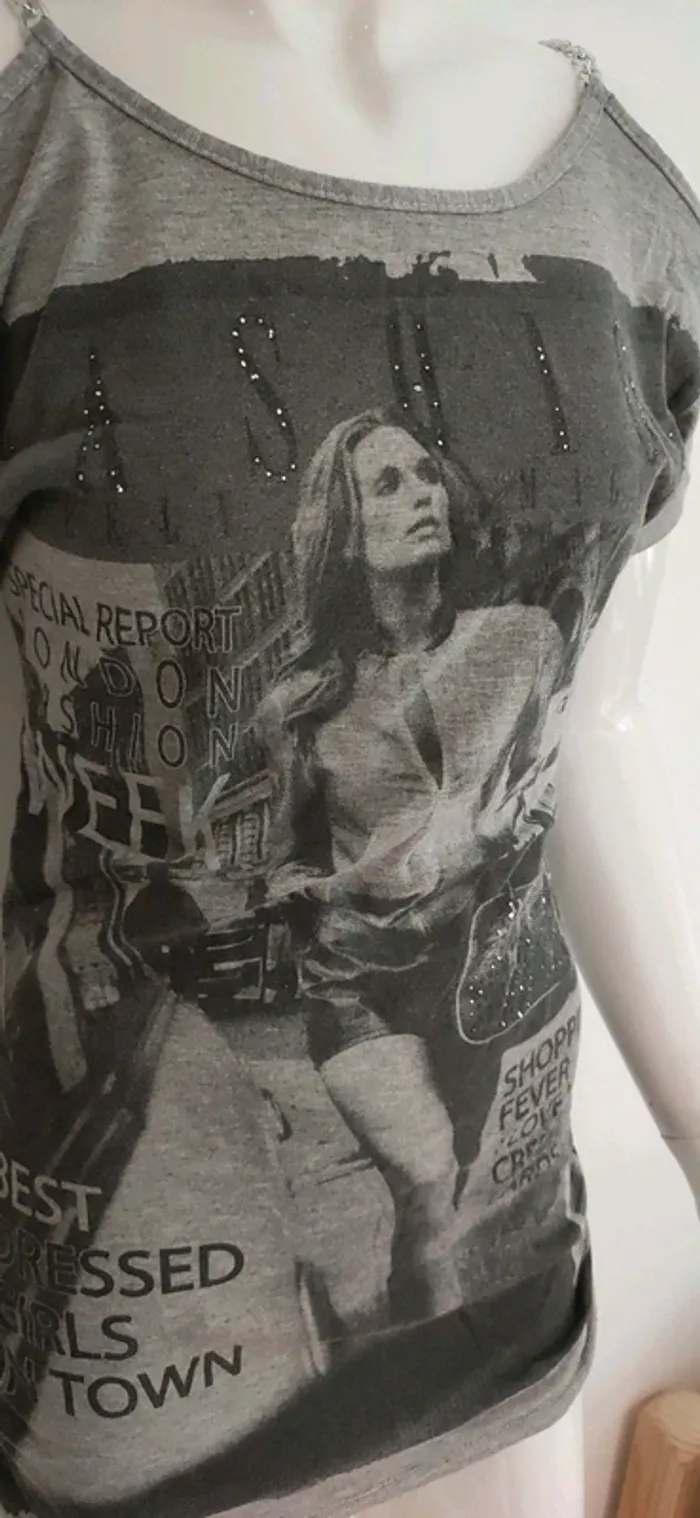 T shirt long gris a motif, chaîne aux épaules - photo numéro 2
