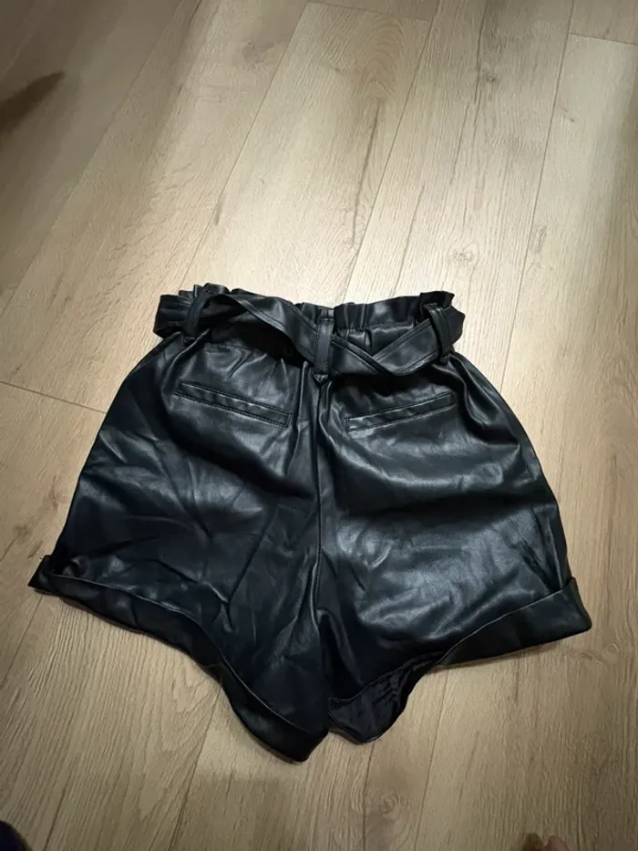 Short en cuir noire - photo numéro 3
