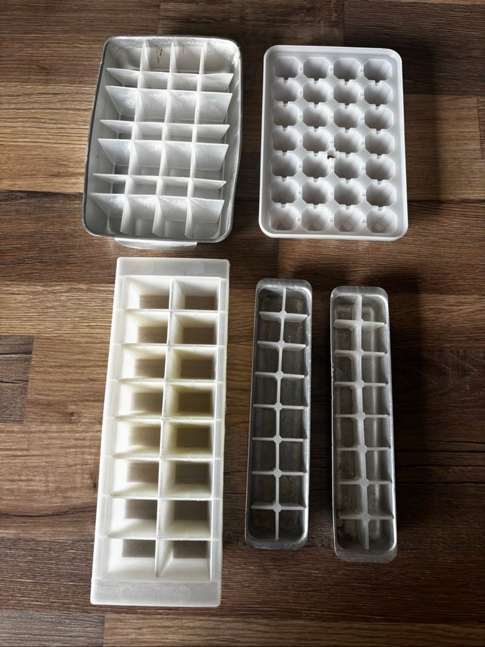 Lot de 5 anciens bacs à glaçons
