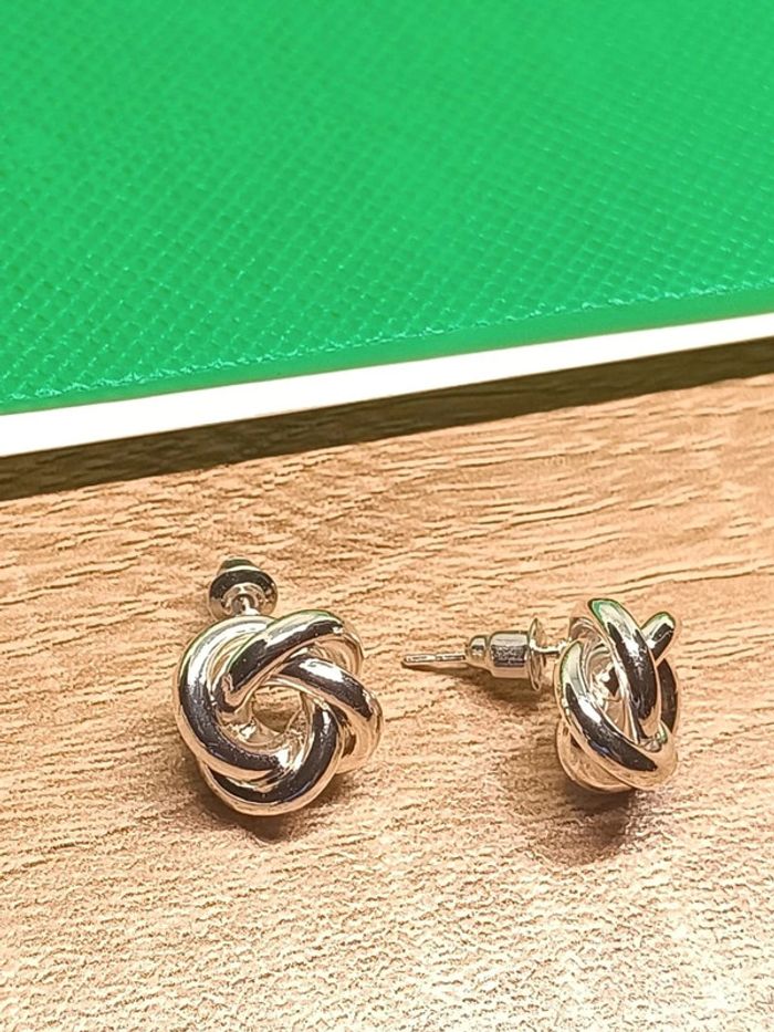 Boucles d'oreilles couleur argentée torsadé - photo numéro 2