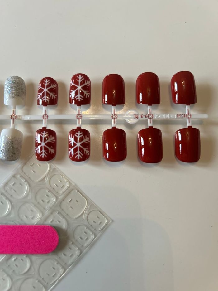 Press-on nails / Faux ongles x 24 NEUFS pour femme thème Noël 🎄☃️ couleurs rouge et blanc - photo numéro 4