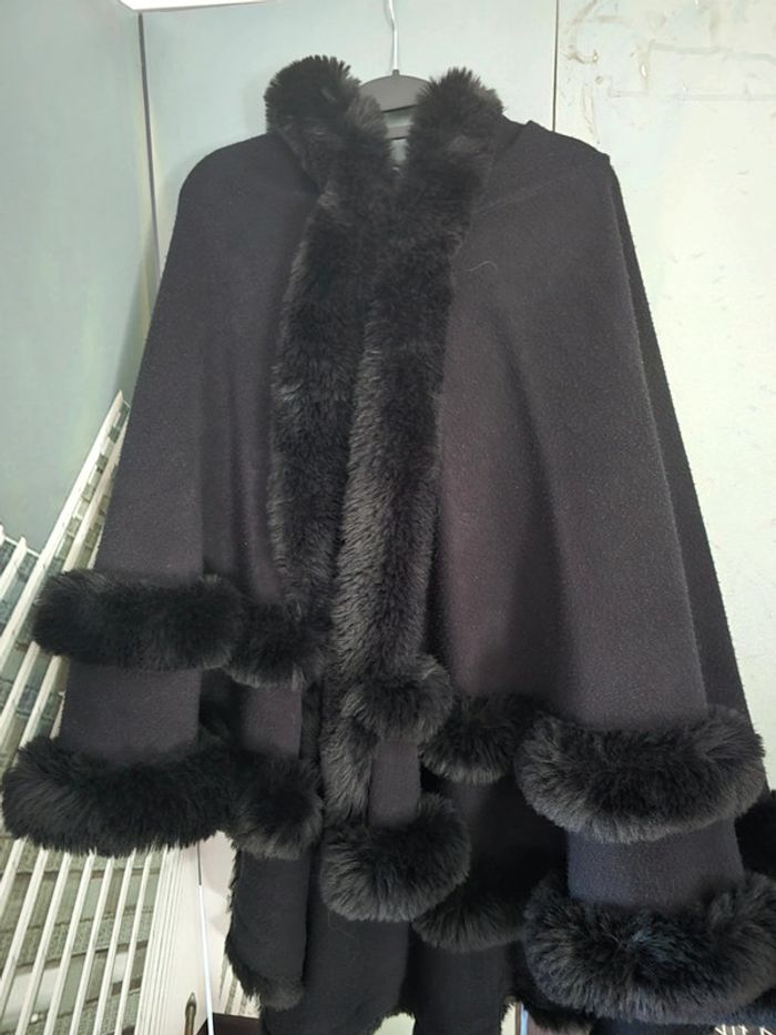 Jolie cape noire a capuche stylée taille unique