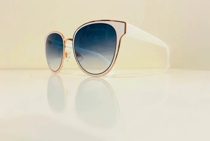 Lunette de soleil femme blanche et dorée verres bleus dégradés UV protection catégorie 2