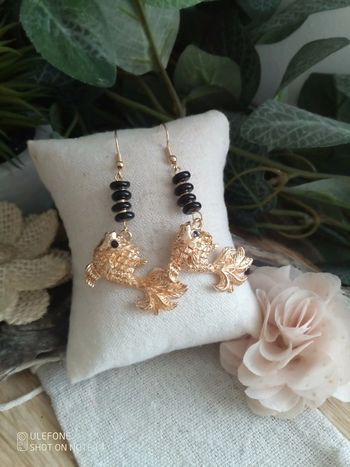 Boucles d'oreilles bohèmes poissons carpes koï dorées et pierres d'obsidienne noires