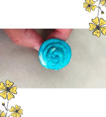 Bague fleur bleue en pâte polymère – Collection Brume Bleue