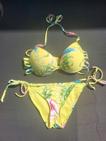 Superbe ensemble de maillot de bain.