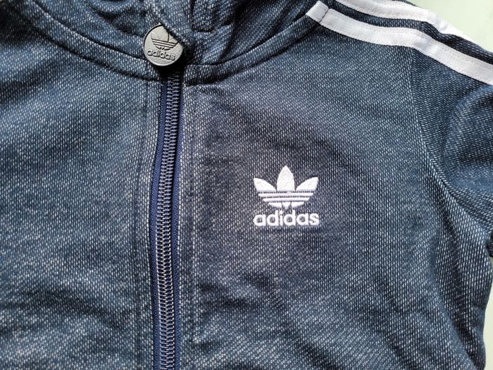 Superbe veste zippée à capuche Adidas grise 12 mois (26) - photo numéro 2