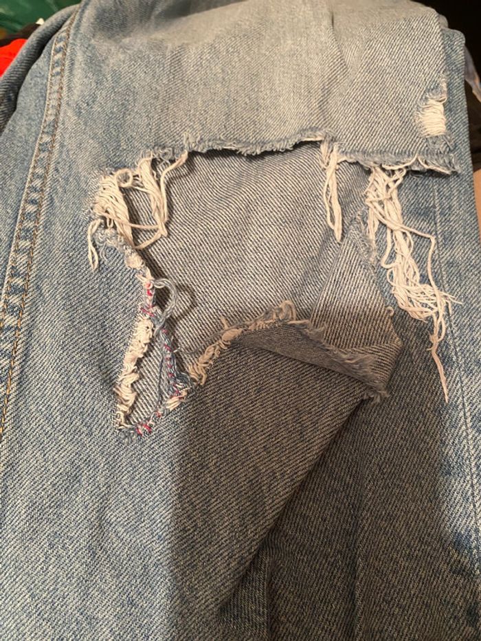 Jeans troué - photo numéro 4