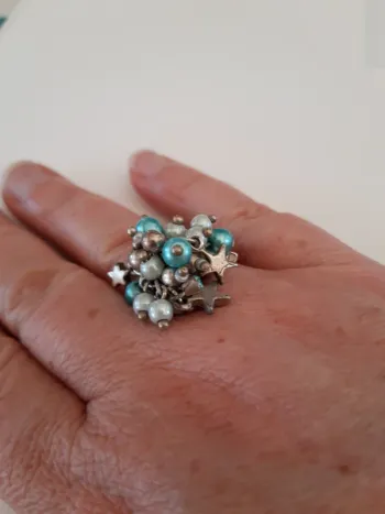 Bague ajustable avec "breloques" années 90