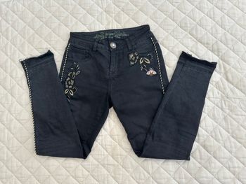 jeans Desigual noir taille 36 broderie et liserai sur les cotés