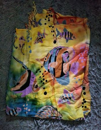 Tenture multicolore avec poissons