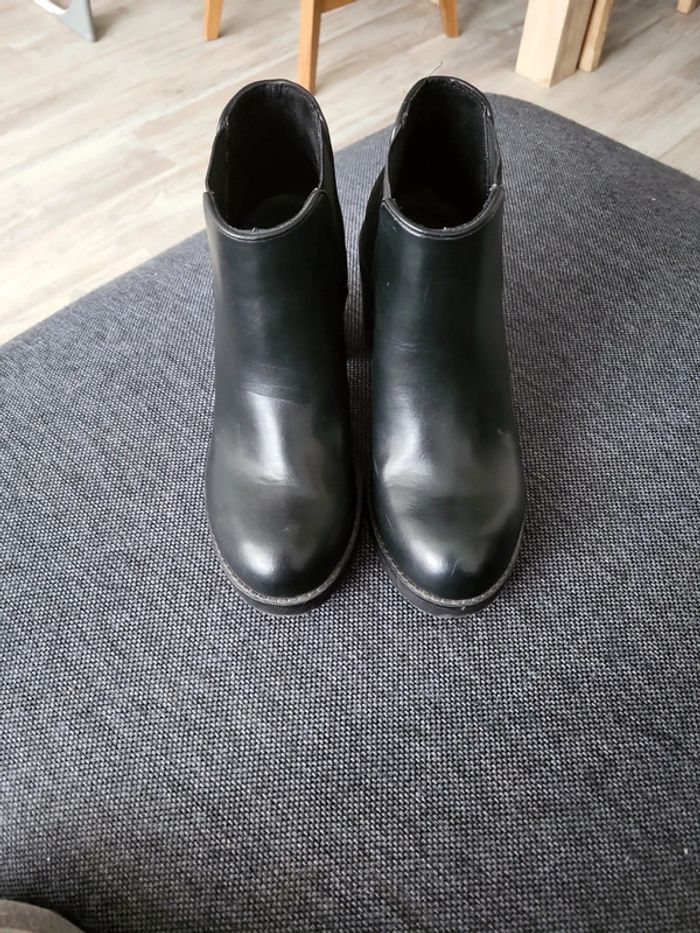 Bottines noires.