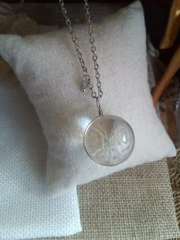 Collier sphère de graines naturelles et pierre de labradorite