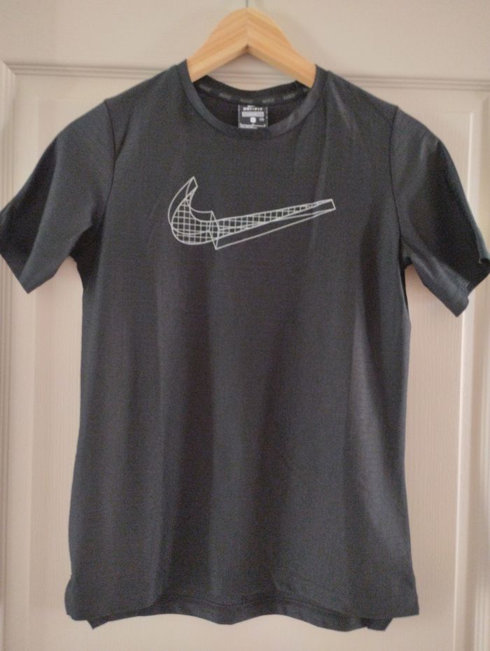 Tee shirt Nike taille 147-158 soit 12-13 ans - photo numéro 2