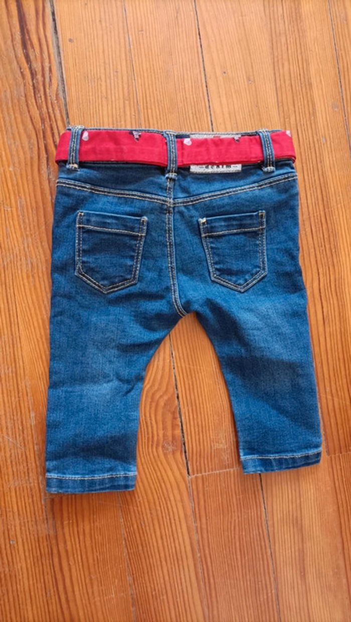 Jean avec ceinture/bandeau rouge - photo numéro 2