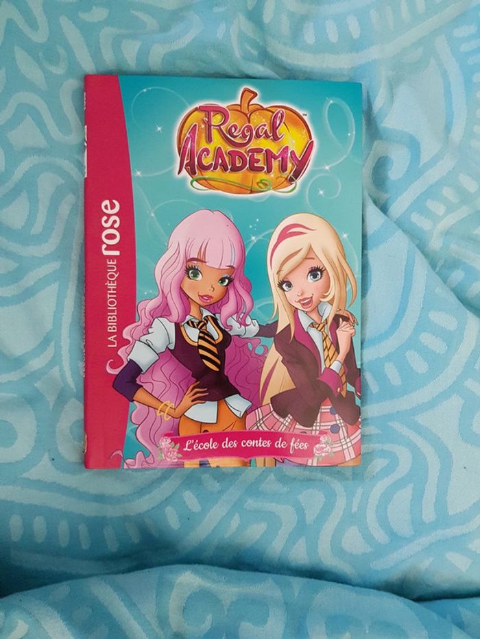Livre Regal Academy