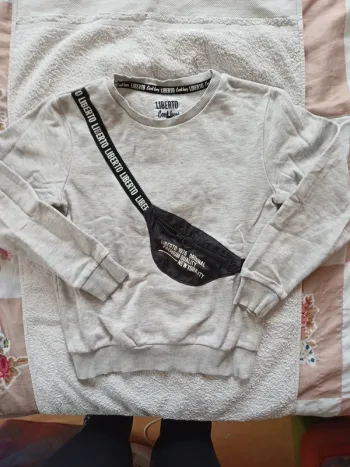 Sweat avec fausse banane mais vraie poche