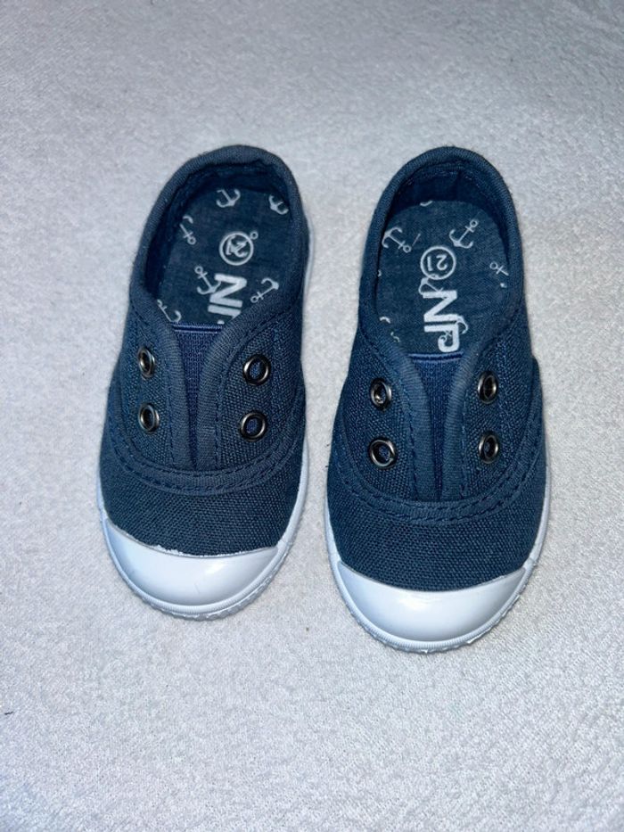 Chaussures en toile neuve 21