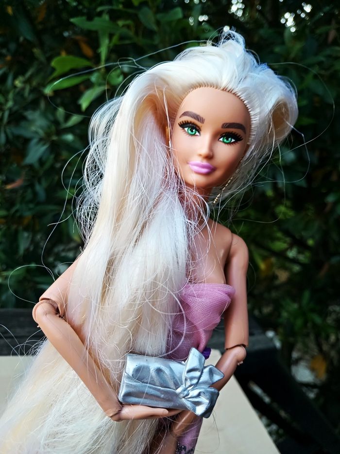 Barbie influenceuse canon yeux verts cheveux extras longs blonds platine - photo numéro 2