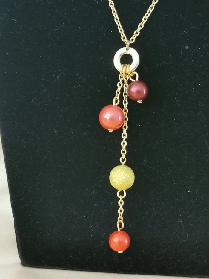 Collier doré. Perles grenat, rouge, dorée. - photo numéro 2