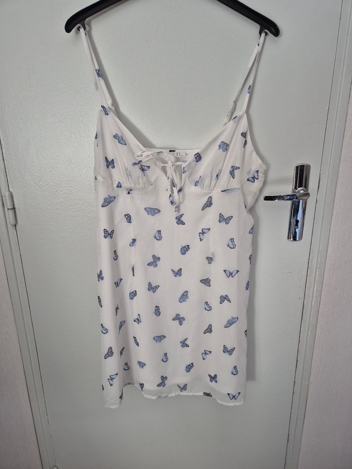 Magnifique robe taille 44 fermeture sur le cote avec papillon