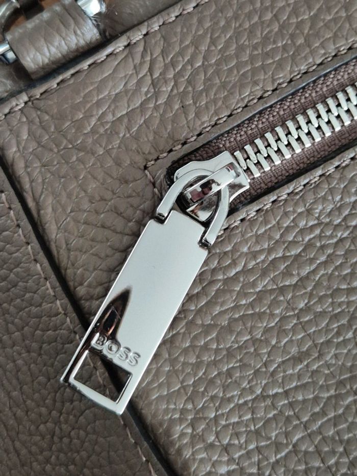 Sac bandoulière Boss en cuir en parfait état - photo numéro 8