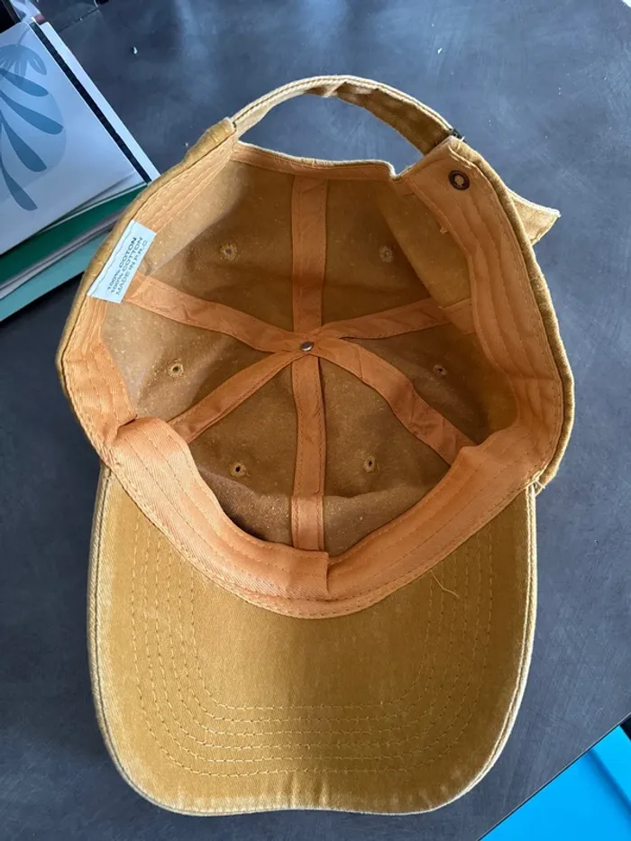 Casquette jaune - photo numéro 2