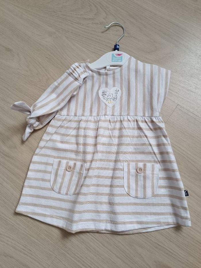 Robe marron et blanche