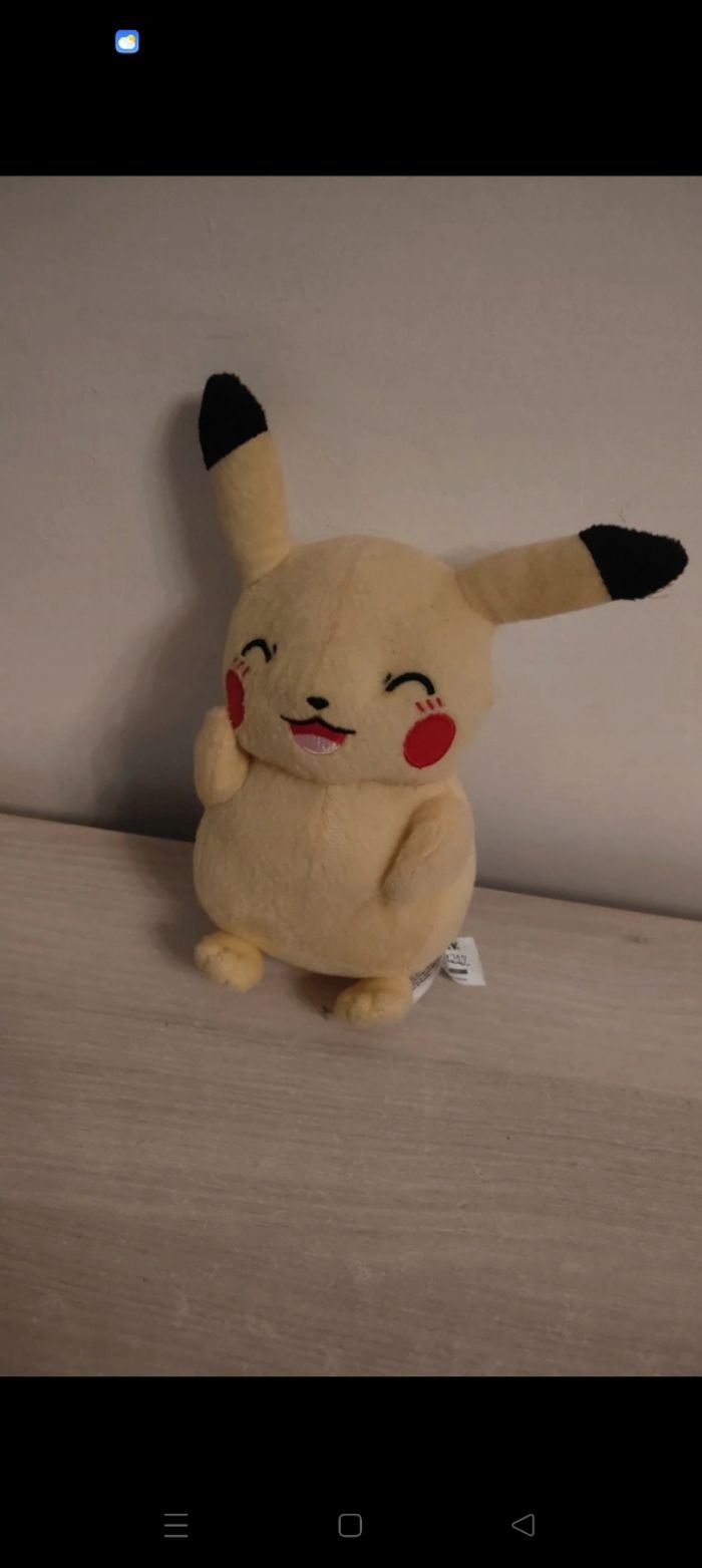 Peluche pikachu