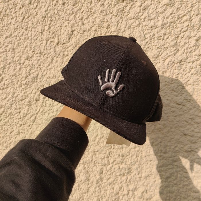 Casquette trucker noire brésilienne  – logo main brodé – style urbain streetwear - photo numéro 6
