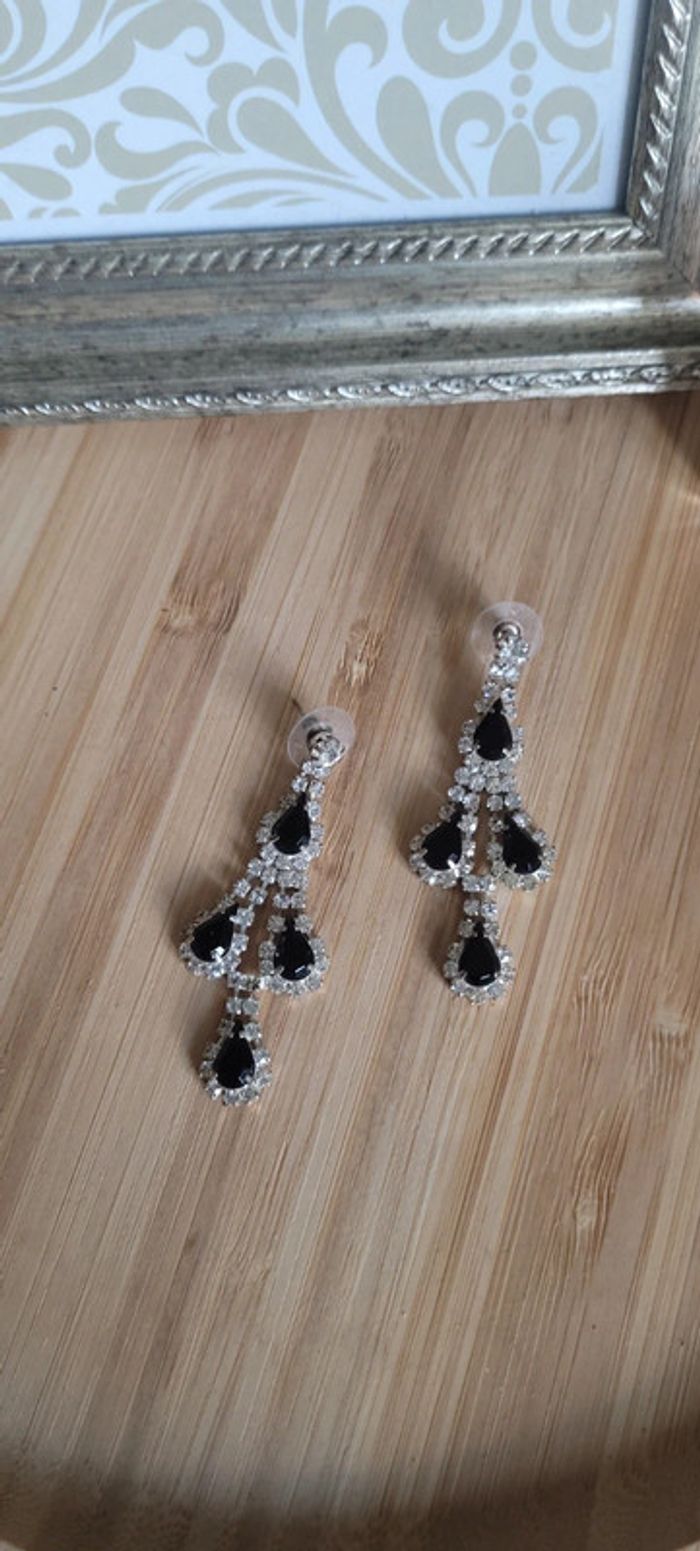 Jolie paire de boucles d'oreilles argenté et noir - photo numéro 2