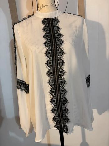 Blouse blanche motifs dentelles noires 