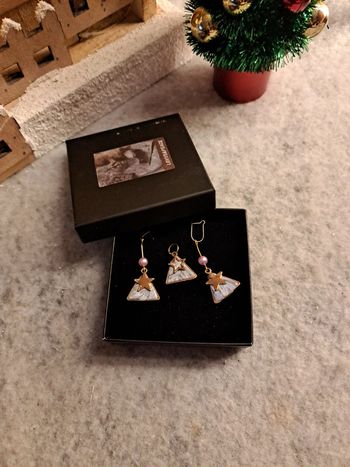 Boucles d'oreilles pendante avec pendentif assortie violet et doré