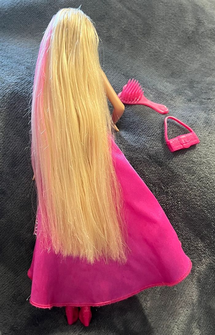 Poupée barbie en bonne état rose avec accessoires comme sur photo - photo numéro 4