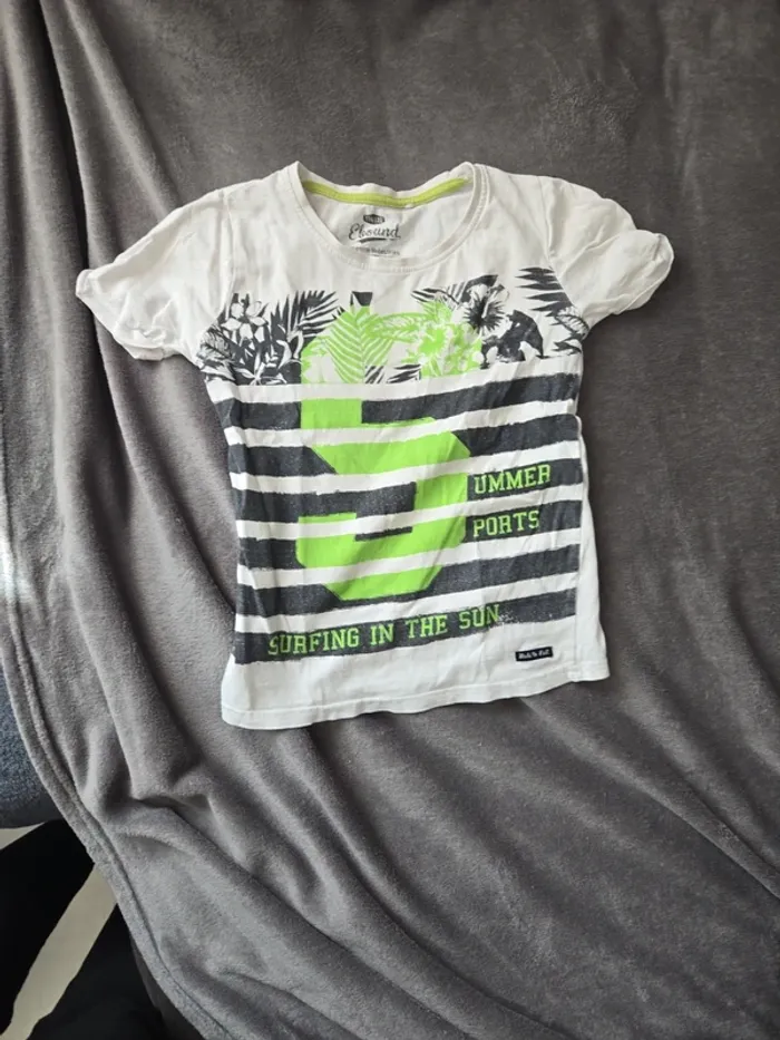 T shirt blance et vert taille 6 ans