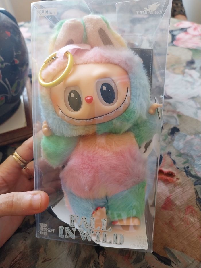 Peluche lebubu non authentique neuve