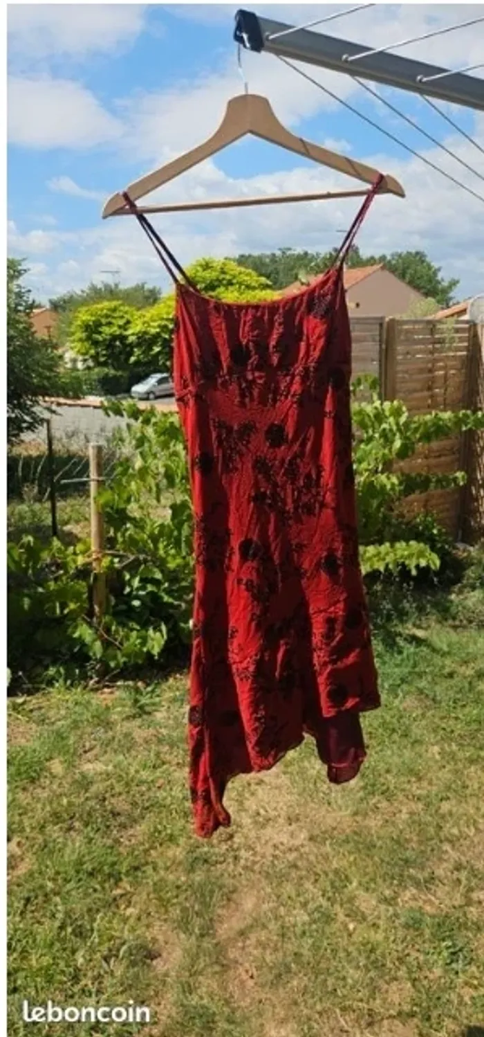 Robe rouge motif noir
