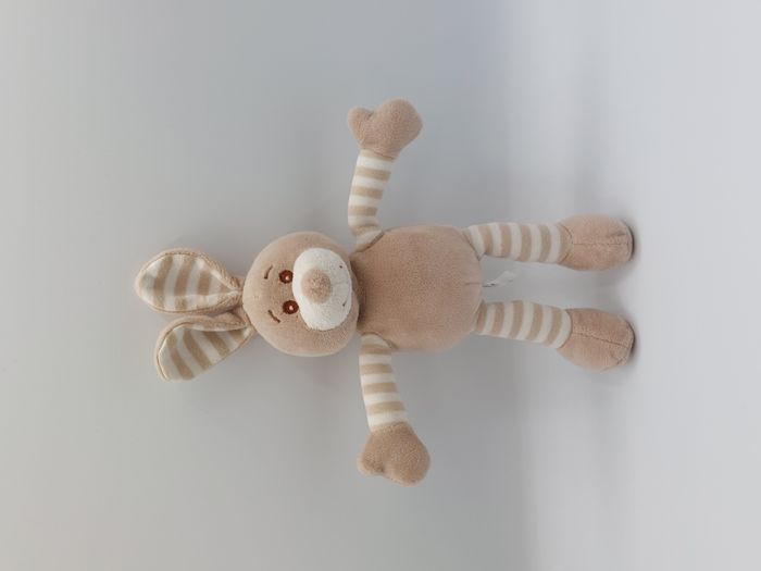 Peluche doudou lapin beige blanc SOFT FRIENDS hochet grelot rayures 28 cm