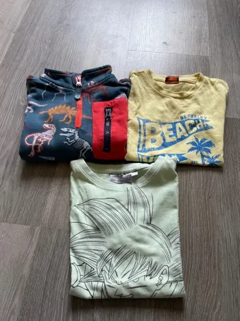 2 tee shirts et un sweat 4 ans