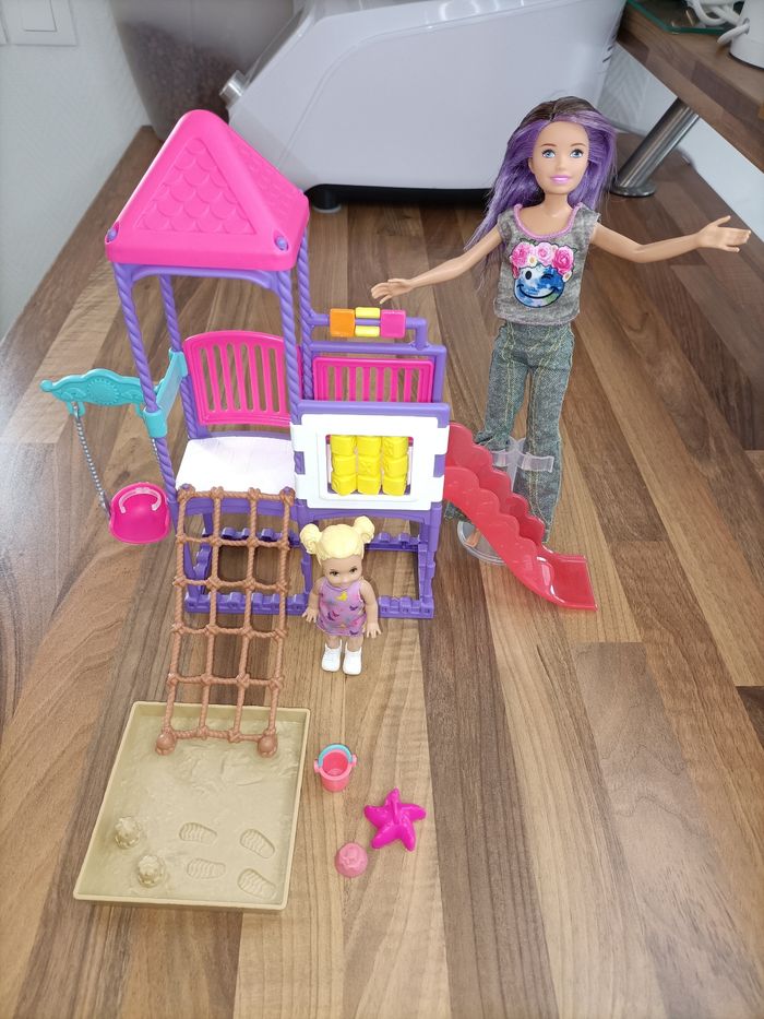 Parc enfants barbie avec ses 2 barbies et accessoires - photo numéro 1